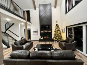 NEW! Luxury Lakefront Lodge 2 - RESORT Pool/Hot Tub - FREE amenities